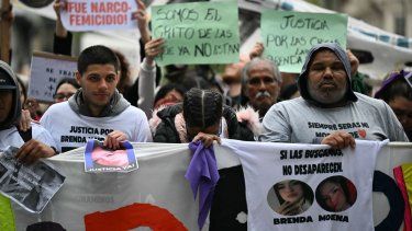 Parientes y amigos de las tres adolescentes asesinadas asisten a una protesta bajo la consigna: No hay víctimas buenas ni malas, solo femicidios, haciendo referencia a su supuesta relación con el trabajo sexual, en Buenos Aires, el 27 de septiembre de 2025.