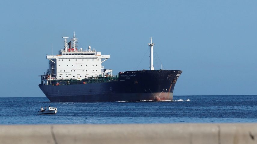 El buque petrolero Manuela Saenz de PDVSA entra en la bahía de La Habana el viernes 10 de mayo de 2019.