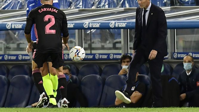 El t&eacute;cnico del Real Madrid Zinedine Zidane devuelve el bal&oacute;n a Dani Carvajal durante el partido contra la Real Sociedad por la Liga de Espa&ntilde;a, el domingo 20 de septiembre de 2020, en San Sebasti&aacute;n&nbsp;