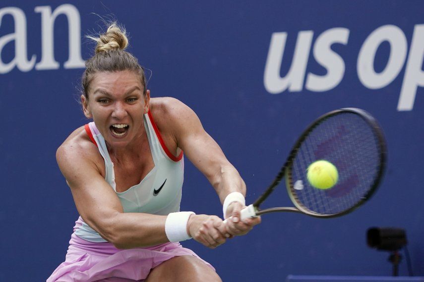 En esta foto del 29 de agosto de 2023, la rumana Simona Halep devuelve ante la ucraniana Daria Snigur durante la primera ronda del Abierto de Estados Unidos.&nbsp;