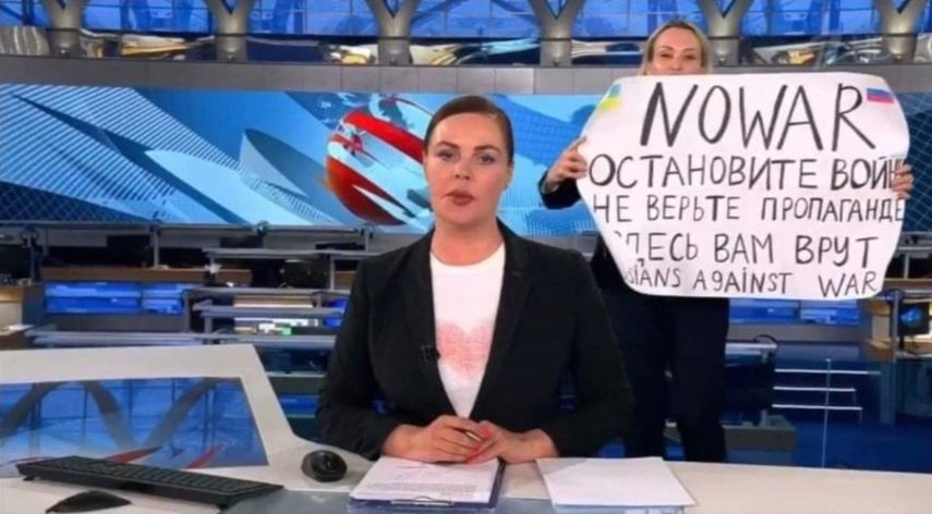 Esta captura de video tomada el 15 de marzo de 2022 muestra a la editora de Russian Channel One, Marina Ovsyannikova, sosteniendo un cartel que dice Detengan la guerra. No crean en la propaganda. Aquí les están mintiendo durante un estudio de televisión al aire por la presentadora de noticias Yekaterina Andreyeva.