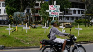 Un cartel, con la frase “Oye, que la muerte no sea nuestra única esperanza”, en la avenida principal de Buenaventura, Colombia.