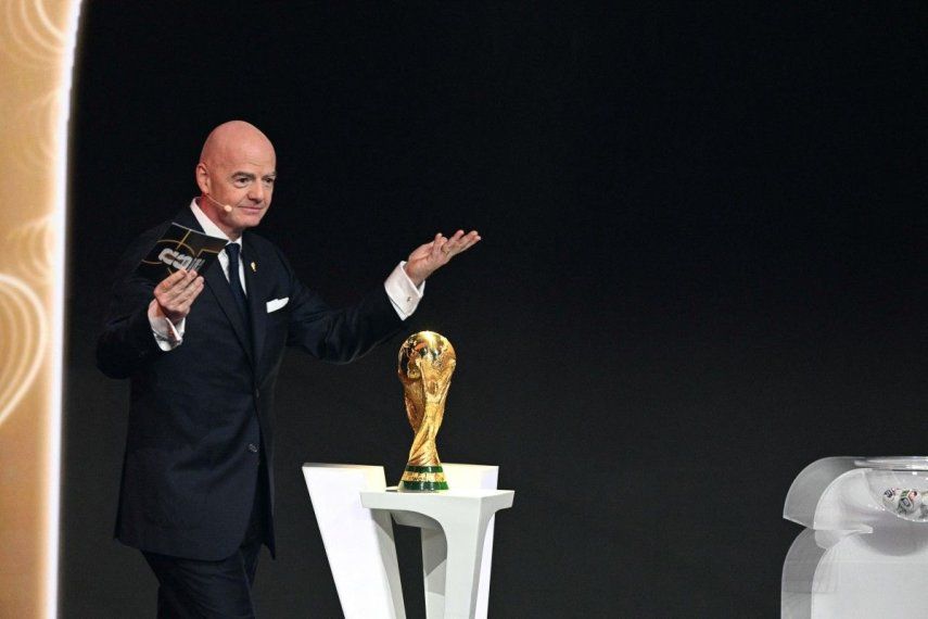 El presidente italiano de la FIFA, Gianni Infantino, habla a continuación sobre el Trofeo de la Copa Mundial durante el sorteo de la Copa Mundial de Fútbol de la FIFA 2026 que se celebrará en Estados Unidos, Canadá y México, en el Kennedy Center, en Washington, DC, el 5 de diciembre de 2025.