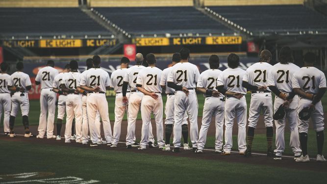 Este 9 de septiembre, los jugadores llevaron la camiseta con el número 21, en un homenaje a Roberto Clemente.