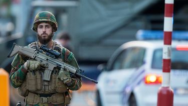 Un soldado presta guardia en el exterior de la Estación Central de trenes de Bruselas tras un atentado terrorista neutralizado este martes 20 de junio de 2017, en Bruselas, Bélgica.&nbsp;