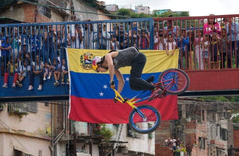 Daniel Dhers, flamante medallista de plata en el BMX estilo libre en los Juegos Olímpicos, realiza una suerte en la barriada Cota 905 de Caracas, Venezuela.