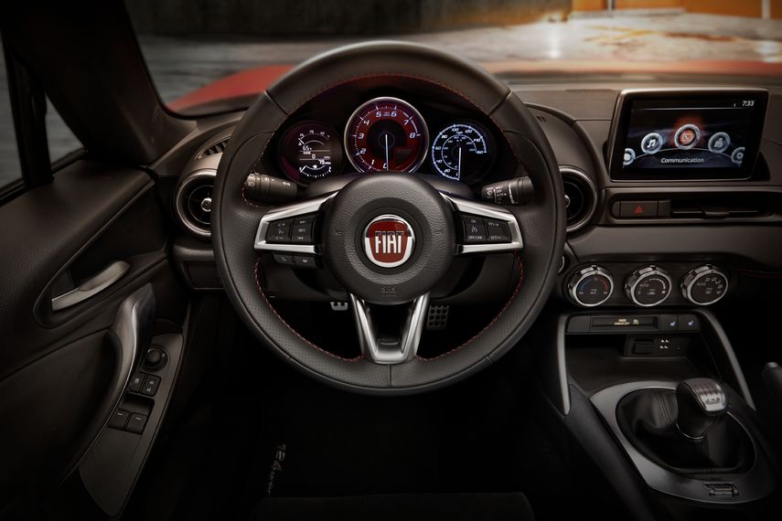 2017 Fiat 124 Spider int up.jpg