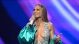 Jennifer López habla en el escenario mientras presenta la 51.ª edición de los American Music Awards en el Fontainebleau de Las Vegas, Nevada, el 26 de mayo de 2025. 