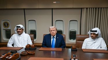 El presidente estadounidense Donald Trump se reúne con el emir de Catar, el jeque Tamim bin Hamad Al-Thani (izq.), y el primer ministro y ministro de Asuntos Exteriores, el jeque Mohammed bin Abdulrahman bin Jassim Al-Thani (der.), a bordo del Air Force One en Doha el 25 de octubre de 2025, durante una parada para repostar de camino a Malasia para la cumbre de la ASEAN.