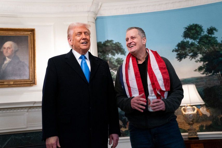 El presidente de Estados Unidos, Donald Trump (izq.), recibe en la Casa Blanca al exdetenido Marc Fogel, tras su liberación de Rusia, en Washington, DC, el 11 de febrero de 2025. Fogel, un profesor estadounidense detenido en Rusia desde 2021 por cargos de drogas, fue liberado el 11 de febrero tras un intercambio con Moscú, la Casa Blanca.&nbsp;