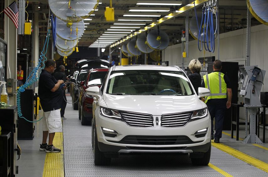 Empleados trabajan en la planta de montaje de una línea&nbsp;Ford&nbsp;Lincoln MKC, en&nbsp;Louisville, Kentucky, EEUU.