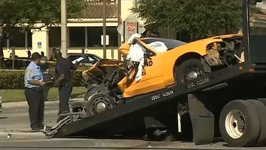 Vehículo de servicio público en el que se transportaba la mujer que resultó muerta. (CAPTURA DE VIDEO)