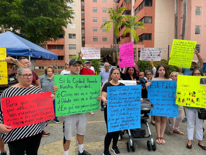 Vecinos desalojados se manifiestan en Miami. (Archivo)