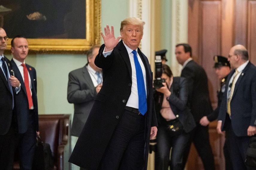 El presidente Donald Trump saluda a los medios tras una reunión celebrada este martes 26 de marzo de 2019 en el Capitolio, en Washington.