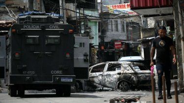 Un residente local pasa junto a un coche incendiado utilizado como barricada por los delincuentes en la Operación Contención en la favela Vila Cruzeiro, en el complejo de Penha, en Río de Janeiro, Brasil, el 28 de octubre de 2025.