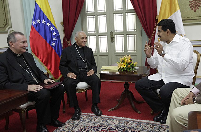 En esta foto, el presidente venezolano Nicolás Maduro, derecha, se reúne con el arzobispo de Caracas, Diego Padrón Sánchez, izquierda, y el nuncio apostólico en Caracas, Pietro Parolin, en el palacio presidencial de Miraflores, Caracas, Venezuela. (AP)