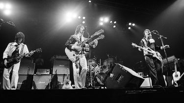 Paul McCartney y Wings se presentan ante 14.000 asistentes en el Tarrant County Convention Center en un concierto con entradas agotadas en Fort Worth, Texas, el 4 de mayo de 1976. El músico Denny Laine, fundador de Moody Blues y más tarde compañero de Paul McCartney en Wings, murió en diciembre de 2023.