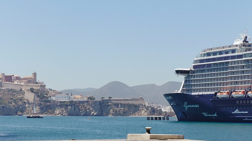 Vista de un crucero en el puerto de las Islas Baleares, en España.