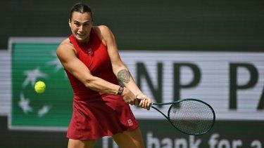 La bielorrusa Aryna Sabalenka le devuelve el balón a la rusa Mirra Andreeva durante la final individual femenina del BNP Paribas Open en el Indian Wells Tennis Garden, en Indian Wells, California, el 16 de marzo de 2025.&nbsp;