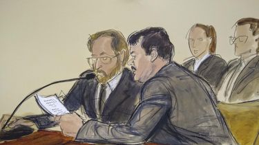 En este dibujo hecho en una sala de la corte federal de Brooklyn, en Nueva York, el miércoles 17 de julio del 2019, Joaquín El Chapo Guzmán, a la derecha, lee un documento, junto a un intérprete, minutos antes de ser sentenciado a cadena perpetua.
