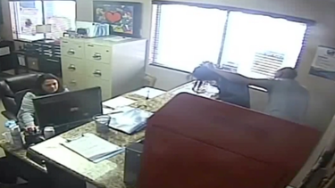 El agente, de 44 años, golpeó a su hija&nbsp;en la oficina principal de la escuela&nbsp;de la menor en Pinecrest Cove Preparatory Academy, en Miami-Dade.