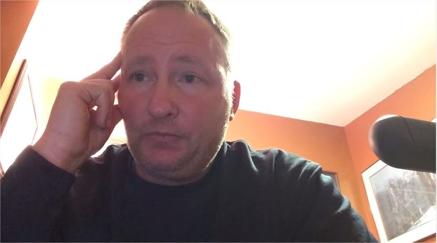 Bradley Knudson, un padre de Prior Lake Minnesota, indignado por el bullinyg (intimidación) y comentarios racistas a los que fue sometida su hija en redes sociales, decidió hacer un video en youtube- que se ha vuelto viral. (YOUTUBE) 