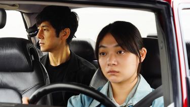 En esta imagen difundida por Janus Films y Sideshow, Hidetoshi Nishijima, a la izquierda, y Toko Miura en una escena de Drive My Car.