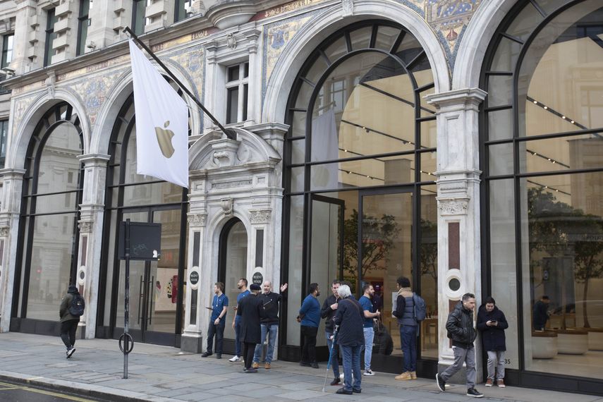 Empleados de la tienda de Apple informan a los clientes sobre el cierre de la sucursal durante dos semanas, en Regent Street de Londres, el s&aacute;bado 14 de marzo de 2020.&nbsp;