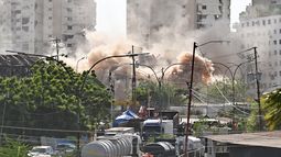 La torre C de los edificios de Obras del Poder Popular (OPP), dañada por los terremotos del 24 de junio, fue demolida en Catia La Mar, Venezuela, el 30 de julio de 2026