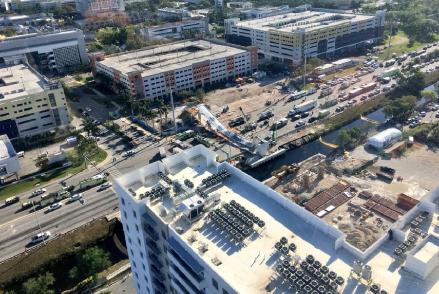 Vista aérea del puente peatonal colapsado en el suroeste de Miami, frente a la Universidad Internacional de la Florida.