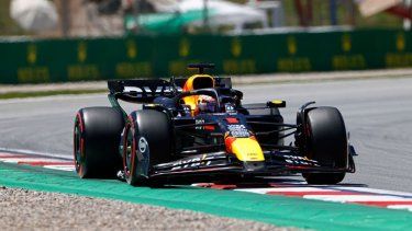 El piloto de Red Bull, Max Verstappen, maniobra su monoplaza en la primera sesión de prácticas del Gran Premio de España en Montmeló, el viernes 21 de junio del 2024.