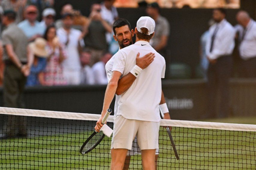 Jannik Sinner (der.) de Italia saluda a Novak Djokovic de Serbia después de ganar su partido de semifinales de Wimbledon  Jannik Sinner (der.) de Italia saluda a Novak Djokovic de Serbia después de ganar su partido de semifinales de Wimbledon
