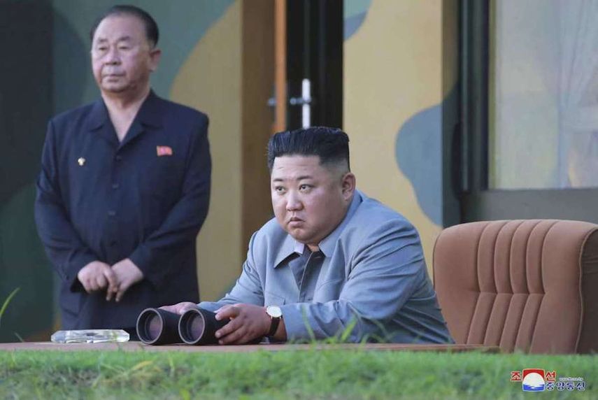 En esta fotografía del 25 de julio facilitada el viernes 26 de julio de 2019 por Corea del Norte, el gobernante Kim Jong Un observa el disparo de prueba de un misil.&nbsp;