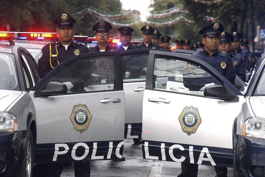 A pesar de que la población mexicana siente mayor presencia de la policía, está menos dispuesta a colaborar con ella o considera que si lo hace puede ser peligroso.