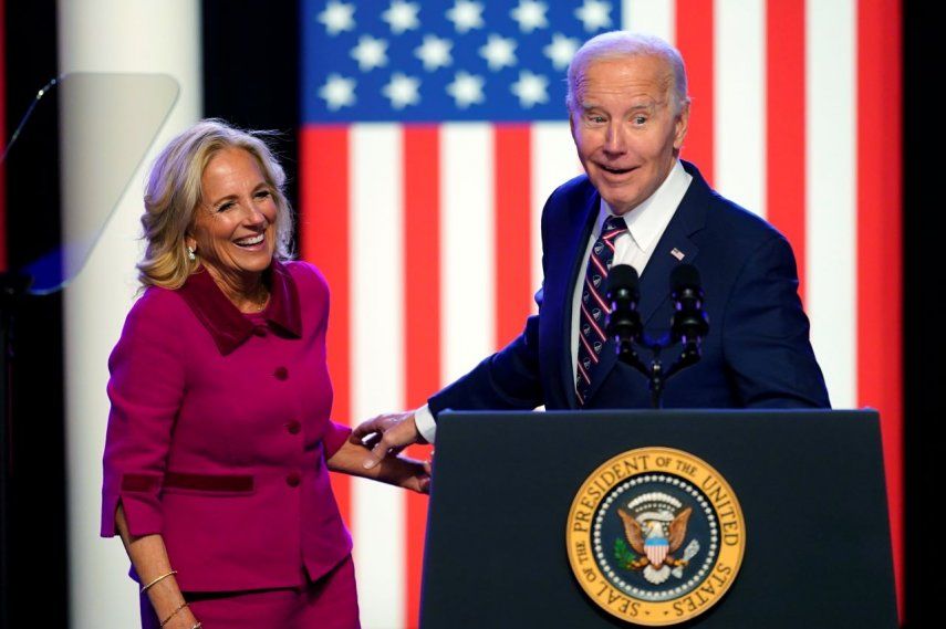ARCHIVO - El presidente Joe Biden y la primera dama Jill Biden en un escenario luego de un discurso del mandatario en Blue Bell, Pensilvania, el 5 de enero de 2024.