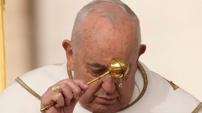 El papa Francisco rocía agua bendita mientras celebra la misa del Domingo de Pascua en la plaza de San Pedro del Vaticano.