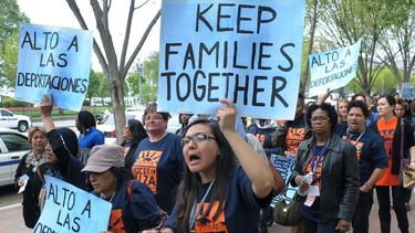 Vista de un grupo de manifestantes contrarios a la deportación de las familias inmigrantes en EEUU.