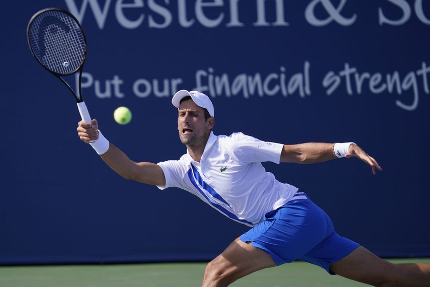 l serbio Novak Djokovic le pega a la bola en el partido ante Jan_Lennard Struff de Alemania en los cuartos de final del Western & Southern Open el Nueva York el mi&eacute;rcoles 26 de agosto del 2020