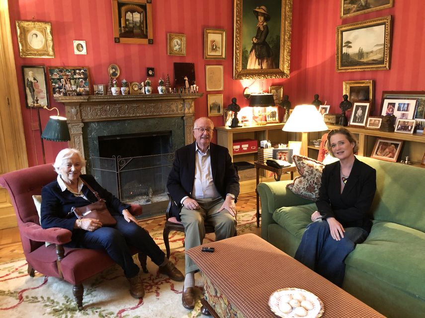 Esta foto del folleto tomada el 25 de octubre de 2020 y publicada por el Palacio Real de Bélgica el 27 de octubre de 2020 muestra (de L) a la ex reina de Bélgica Paola, el ex rey de Bélgica Alberto II y la princesa Delphine de Saxe-Cobourg, también conocida como Delphine Boel posando en el castillo de Belvedere, en Bruselas.&nbsp;