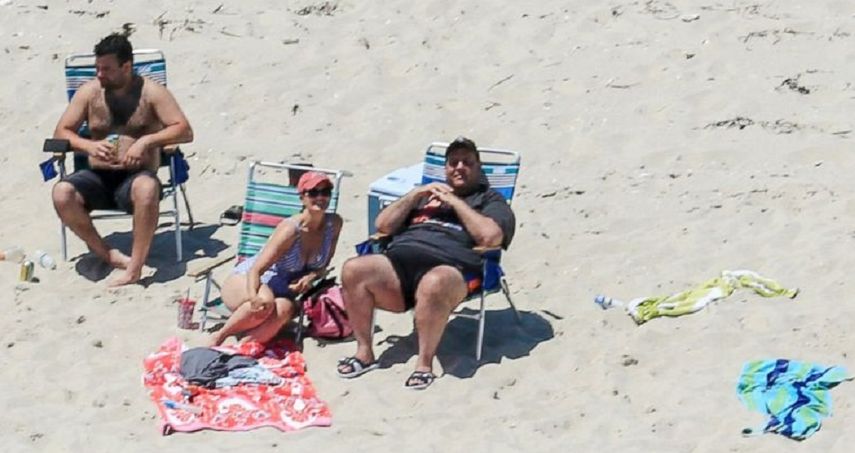 El gobernador&nbsp;Chris Christie&nbsp;(a la derecha) disfruta de una playa cerrada al público.