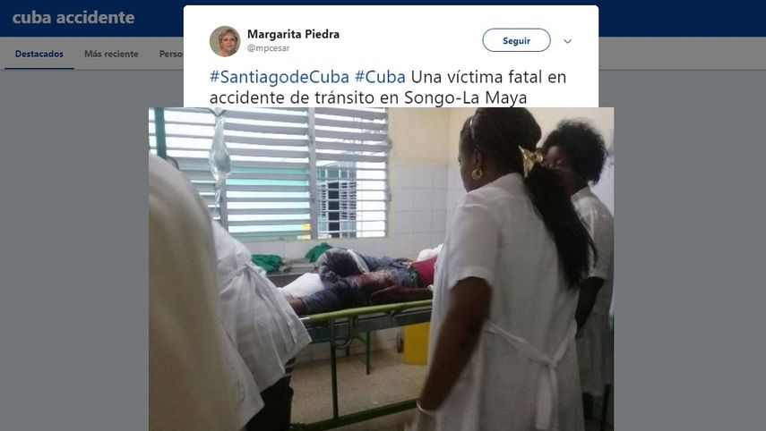 Personal médico atiende a uno de los lesionados en el accidente de tráfico de este 25 de junio en el oriente de Cuba, donde una persona perdió la vida.