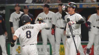 Kensuke Kondoh de Japón celebra con Shohei Ohtani de Japón después de conectar un jonrón solitario durante la quinta entrada del juego del Grupo B de la primera ronda entre Corea del Sur y Japón en el Clásico Mundial de Béisbol (WBC) en el Tokyo Dome en Tokio, Japón, el viernes. 10 de marzo de 2023.&nbsp;