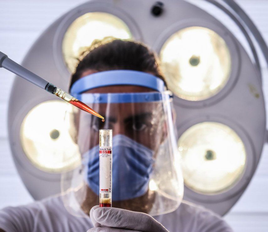 Científico realiza experimento de laboratorio