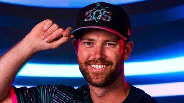 El jugador de los Marlins de Miami, Anthony Bender luce el nuevo uniforme Retro del equipo 