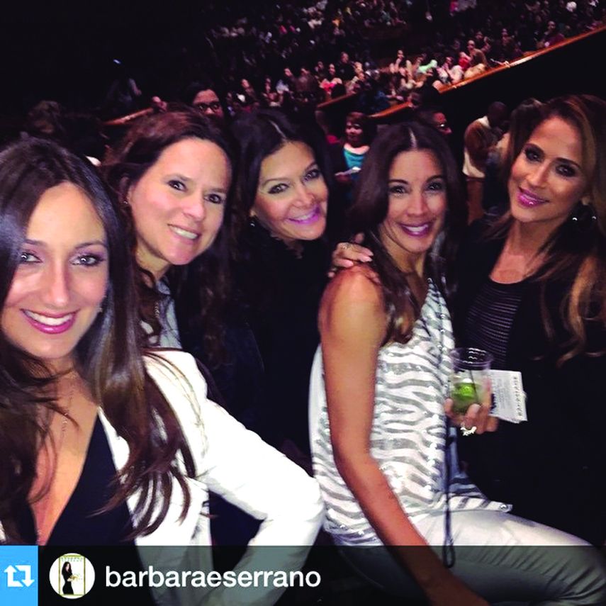 Karla Monroig posa junto a un grupo de exniñas, entre las que se encuentra la presentadora de Univision Jackie Guerrido. (INSTAGRAM)