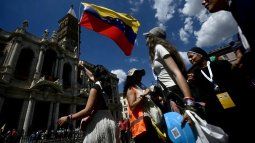 Monjas observan a jóvenes, fieles y peregrinos reunidos junto a la Basílica de Santa María la Mayor durante el Jubileo de la Juventud en Roma el 31 de julio de 2025. Se espera que alrededor de un millón de personas asistan a la misa final el 3 de agosto de 2025, con el papa León XIV en el barrio romano de Tor Vergata, poco más de dos meses después de convertirse en el jefe de la Iglesia católica y el primer papa estadounidense.&nbsp;