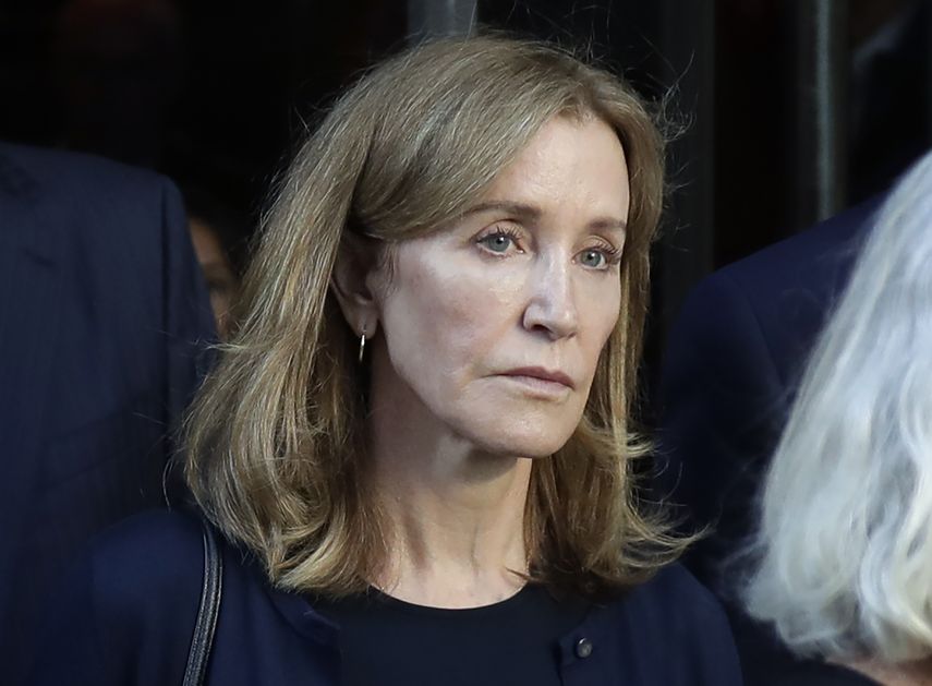 En esta foto del 13 de septiembre del 2019, la actriz Felicity Huffman sale de un tribunal federal tras ser sentenciada en un escándalo de sobornos a universidades, en Boston.