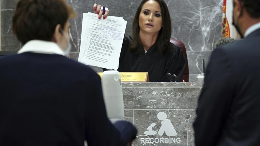 Para llegar a la decisión, cada uno de los 12 miembros del jurado tuvo que votar 17 veces, una vez por cada persona asesinada, pero a pesar de tener en cuenta que “los factores agravantes establecidos por la fiscalía eran suficientes para justificar la sentencia de muerte”