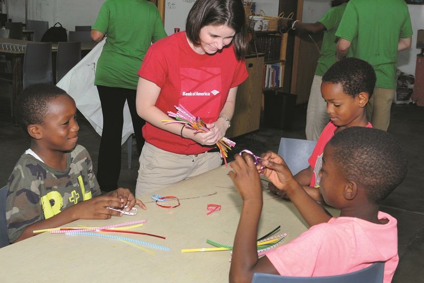 Niños del programa del Museo Pérez trabajan manualidades como una forma de aproximarse al arte (Cortesía)