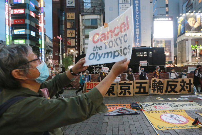 Un grupo de manifestantes protesta contra el plan de realizar los Juegos Olímpicos, en Tokio, el lunes 17 de mayo de 2021